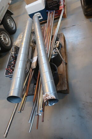 Rør, fittings m.m. på palle