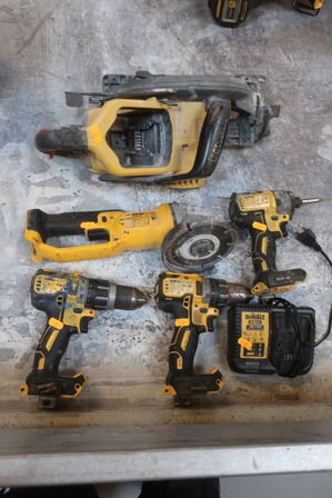 5 stk. akku håndværktøj DEWALT og lader