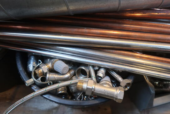 Rør, fittings m.m. på palle