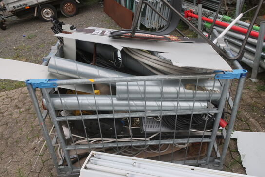 2 paller med lamper og div. Jern affald