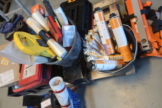 Palle med byggematrialer og værktæj