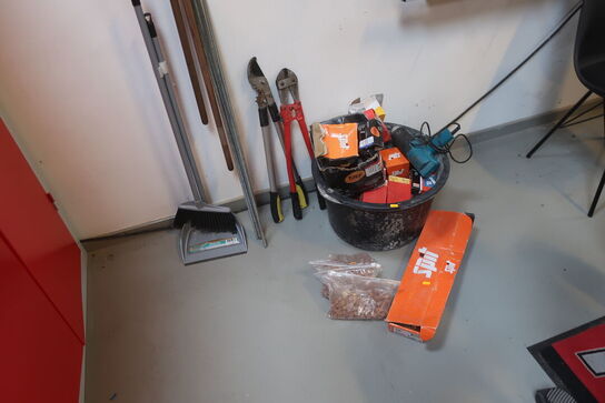 spand med indhold, koste m.m.