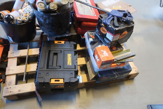 Palle med byggematrialer og værktæj