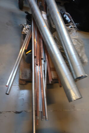 Rør, fittings m.m. på palle