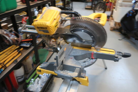 Kap/ geringssav DEWALT DHS780 med arbejdsbord