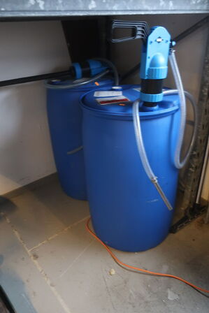 2 stk. tønder og pumper