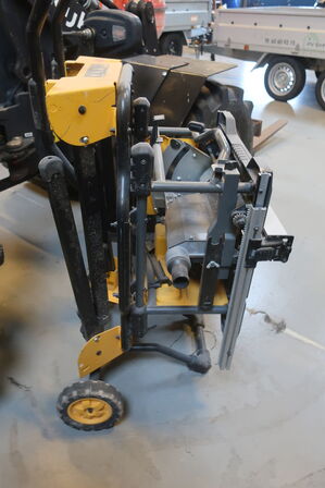 Bordrundsav DEWALT DCS7485 med stativ