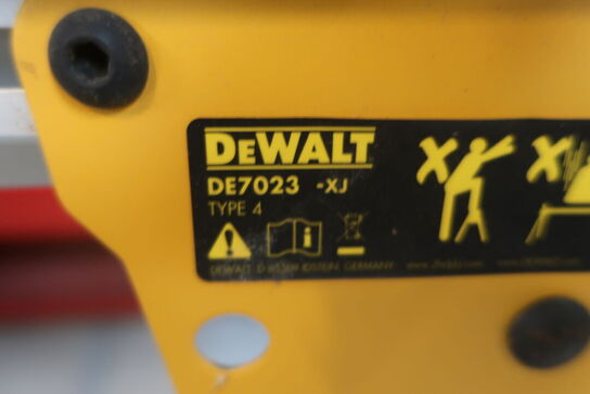 Kap/ geringssav DEWALT DWS777 -QS med arbejdsbord