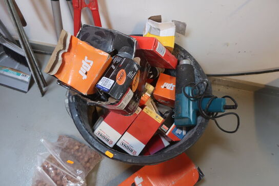 spand med indhold, koste m.m.