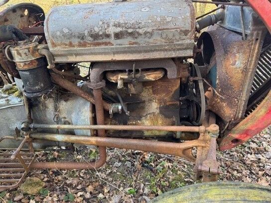 Traktor MASSEY FERGUSON samt vogn
