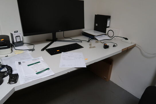 Skrivebord samt kontorstol