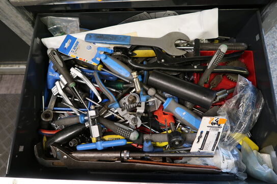 Div. Reservedele og værktøj i skuffer