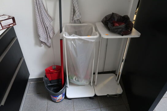 2 stk. skraldespande m.m.