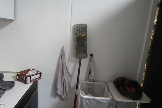 2 stk. skraldespande m.m.