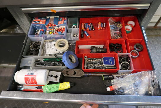 Div. Reservedele og værktøj i skuffer