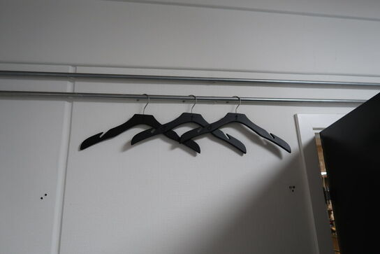 2 stk. skraldespande m.m.