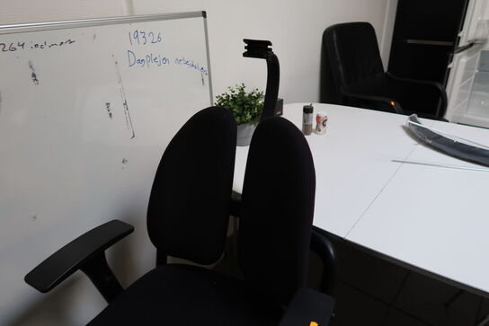 Skrivebord samt kontorstol