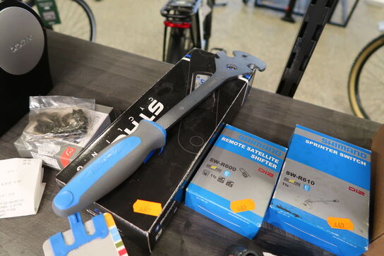 Div. Reservedele, bl.a. remote sattelite shifter 
