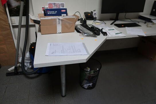 Skrivebord samt kontorstol