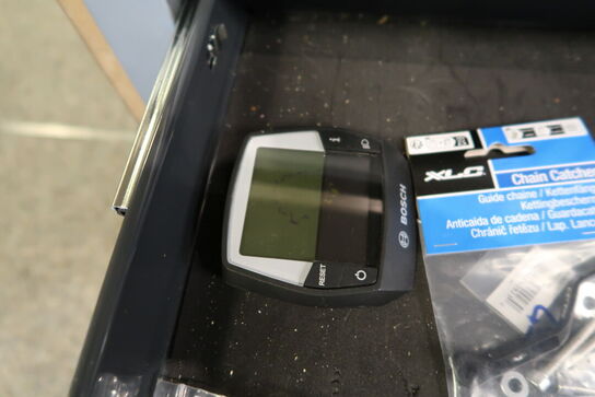 Skuffe med div. Reservedele bl.a. wireless unit Di2 EW-WU101