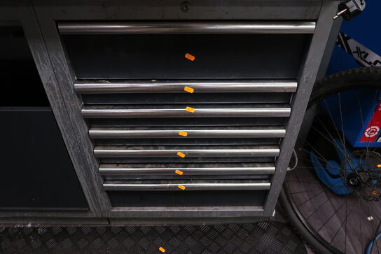 Div. Reservedele og værktøj i skuffer