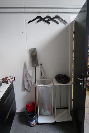 2 stk. skraldespande m.m.