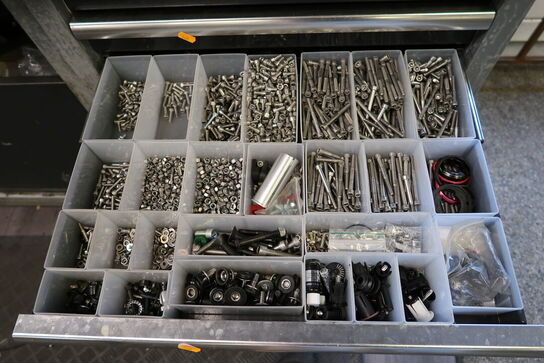 Div. Reservedele og værktøj i skuffer