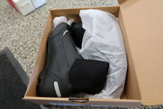 Cykelsko SHIMANO MW5 Str: 43