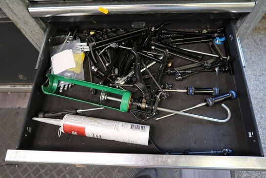 Div. Reservedele og værktøj i skuffer
