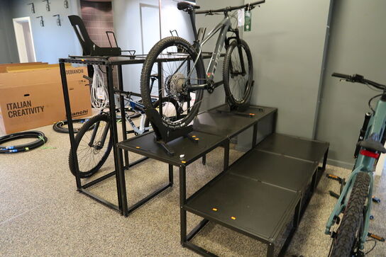 Podie til udstiling af cykler