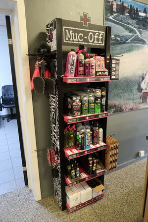 Udstillingsreol uden indhold