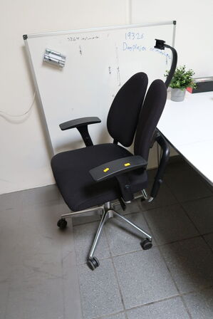 Skrivebord samt kontorstol