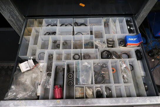 Div. Reservedele og værktøj i skuffer