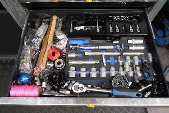 Div. Reservedele og værktøj i skuffer