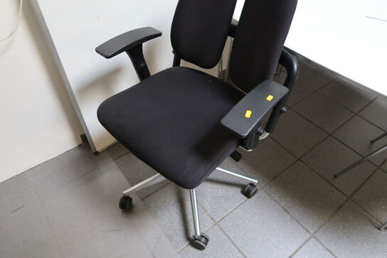 Skrivebord samt kontorstol