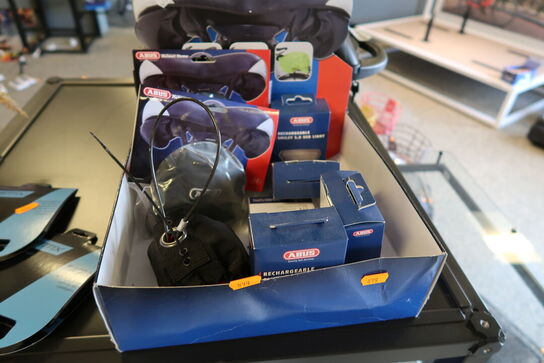 Kasse med div. Cykeludstyr