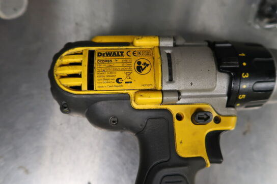 Akku bore/skruemaskine DEWALT med batteri