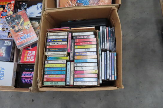 Palle med diverse cd, kasettebånd mv. 