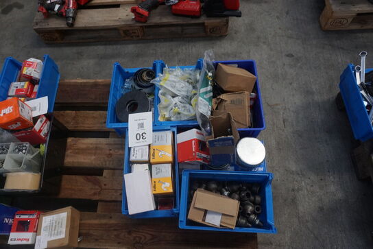 Diverse klips, skruer, bor mv. 