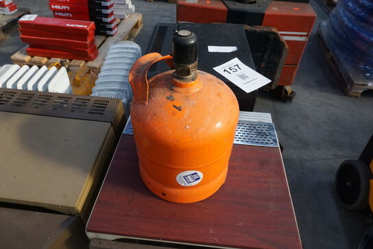 3 stk. terrassevarmer, 3 stk. el-radiator + 2 stk. tomme gasflasker 
