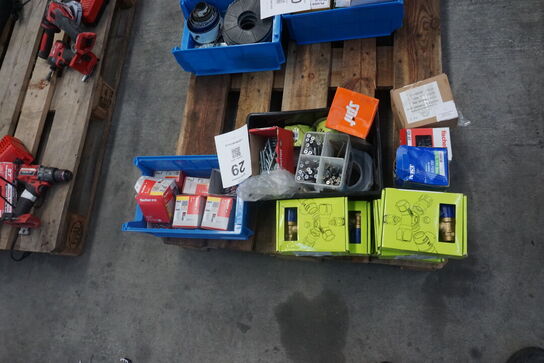 Diverse skruer, rawplugs mv. 