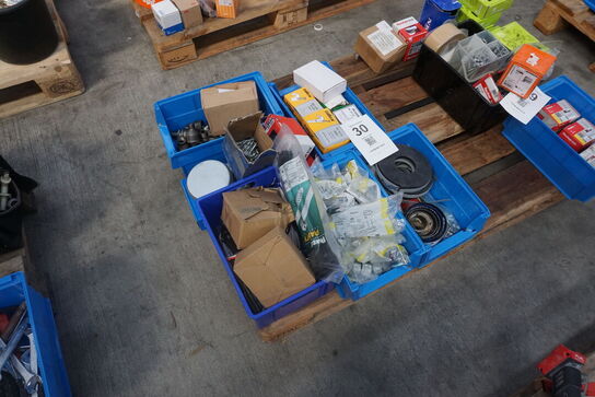 Diverse klips, skruer, bor mv. 