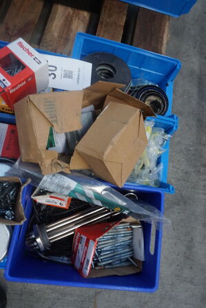 Diverse klips, skruer, bor mv. 