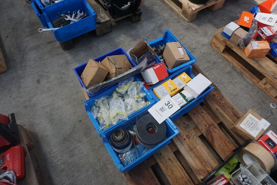 Diverse klips, skruer, bor mv. 