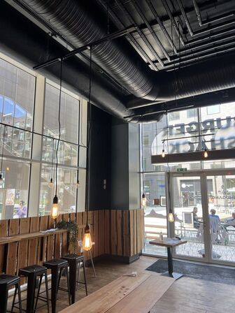 Alle lamper samt skinner i restaurantlokalet