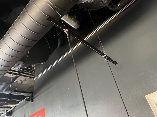 Alle lamper samt skinner i restaurantlokalet