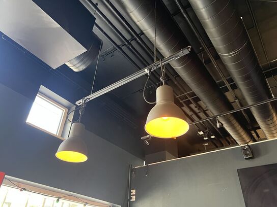 Alle lamper samt skinner i restaurantlokalet