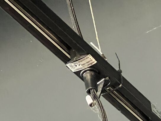 Alle lamper samt skinner i restaurantlokalet