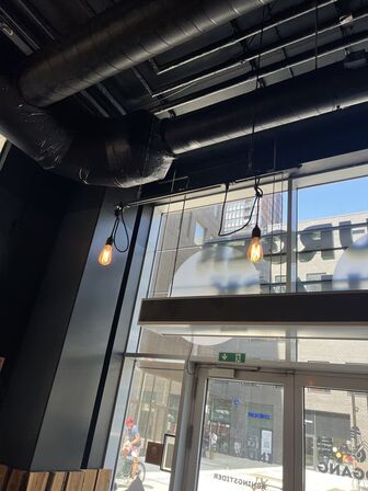 Alle lamper samt skinner i restaurantlokalet