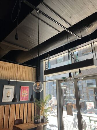 Alle lamper samt skinner i restaurantlokalet